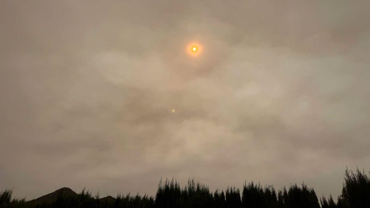 Sol cubierto por la densa cortina de humo en la provincia de Alacant