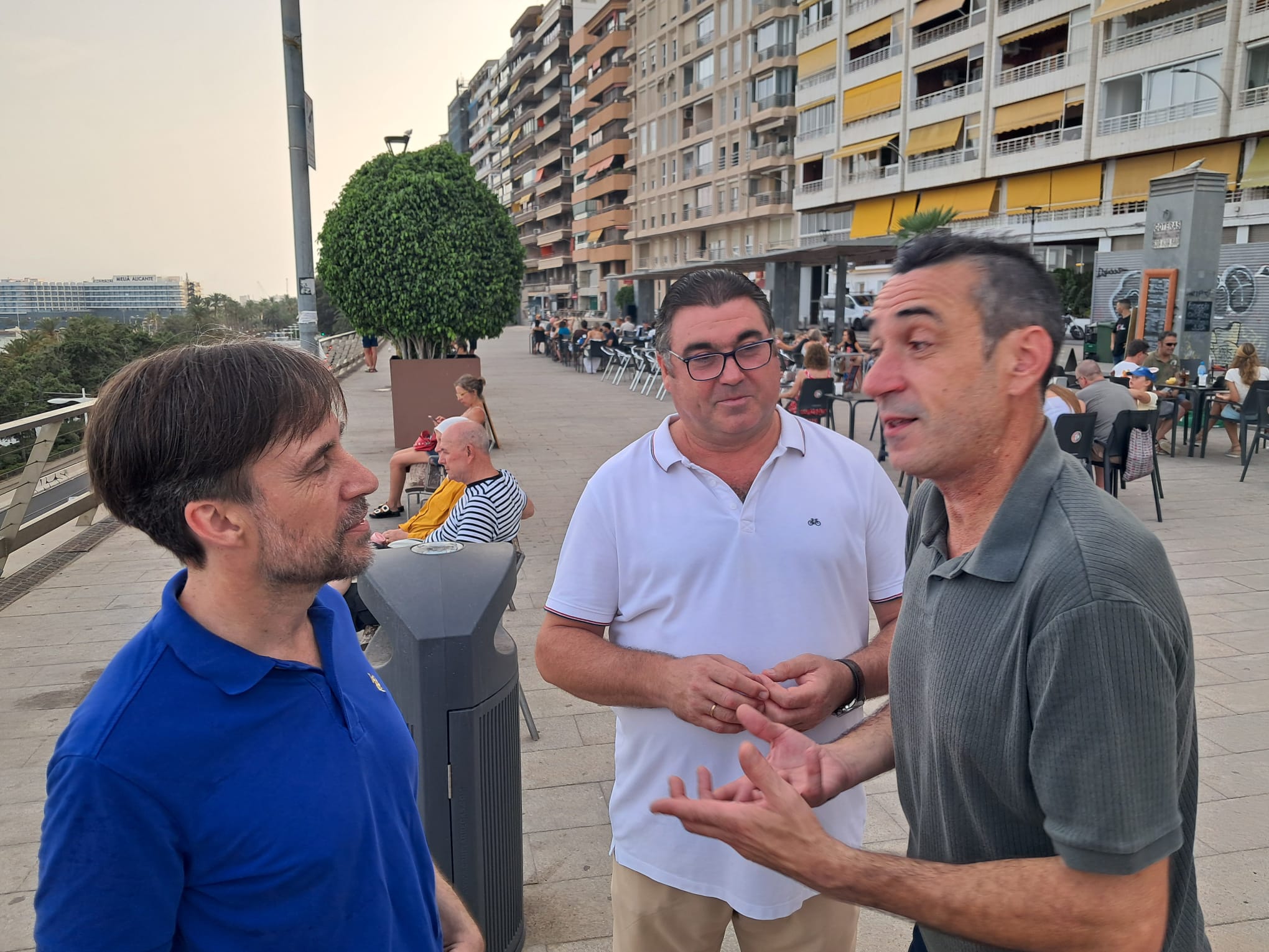 Enrique de Madaria amb representants de la comissió de festes del Raval Roig