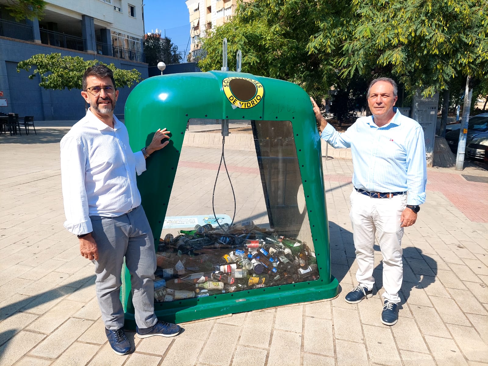Rafael Alemañ y Manuel Sala con el contenedor de vidrio transparente en Alicante