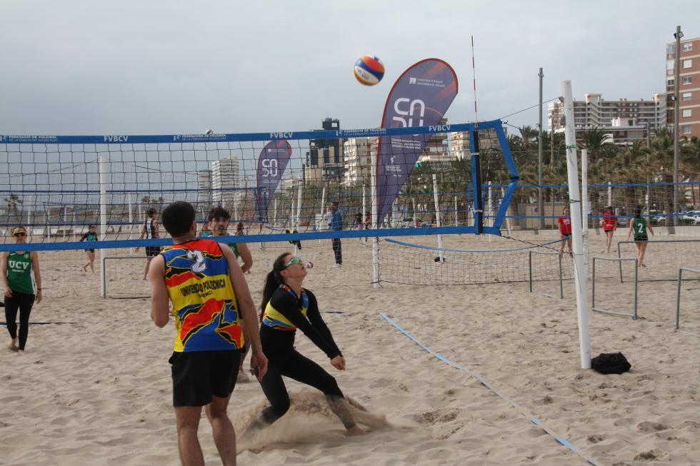 Un partido de voley en la playa