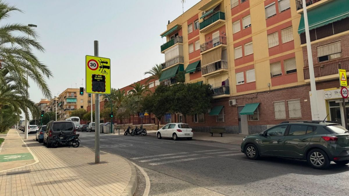 Un coche pasa junto a uno de los nuevos radares pedagógicos de Elche