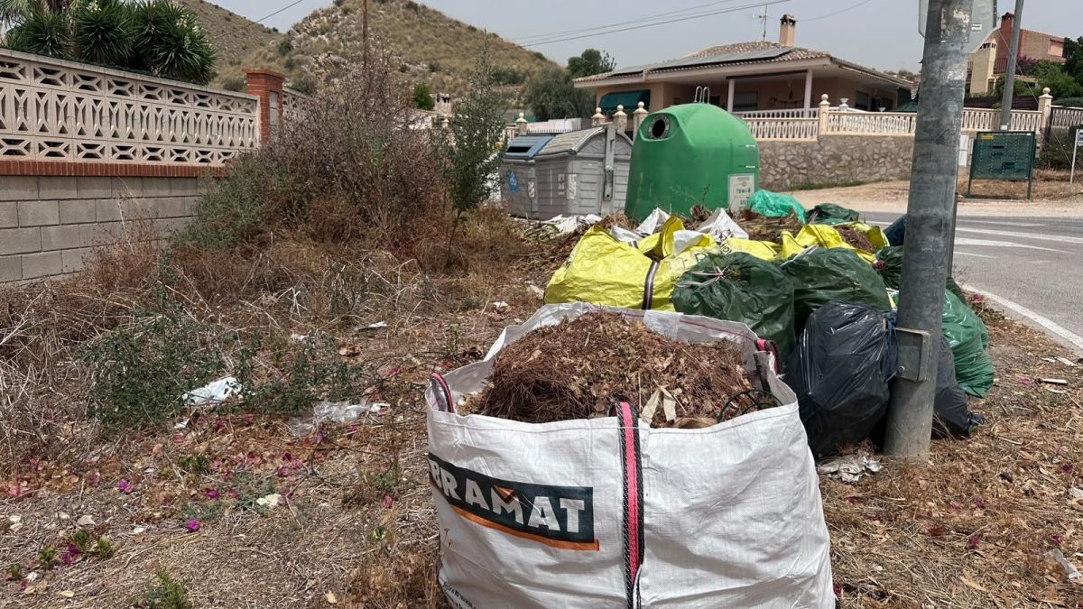 Residuos de obra abandonados en San Vicente
