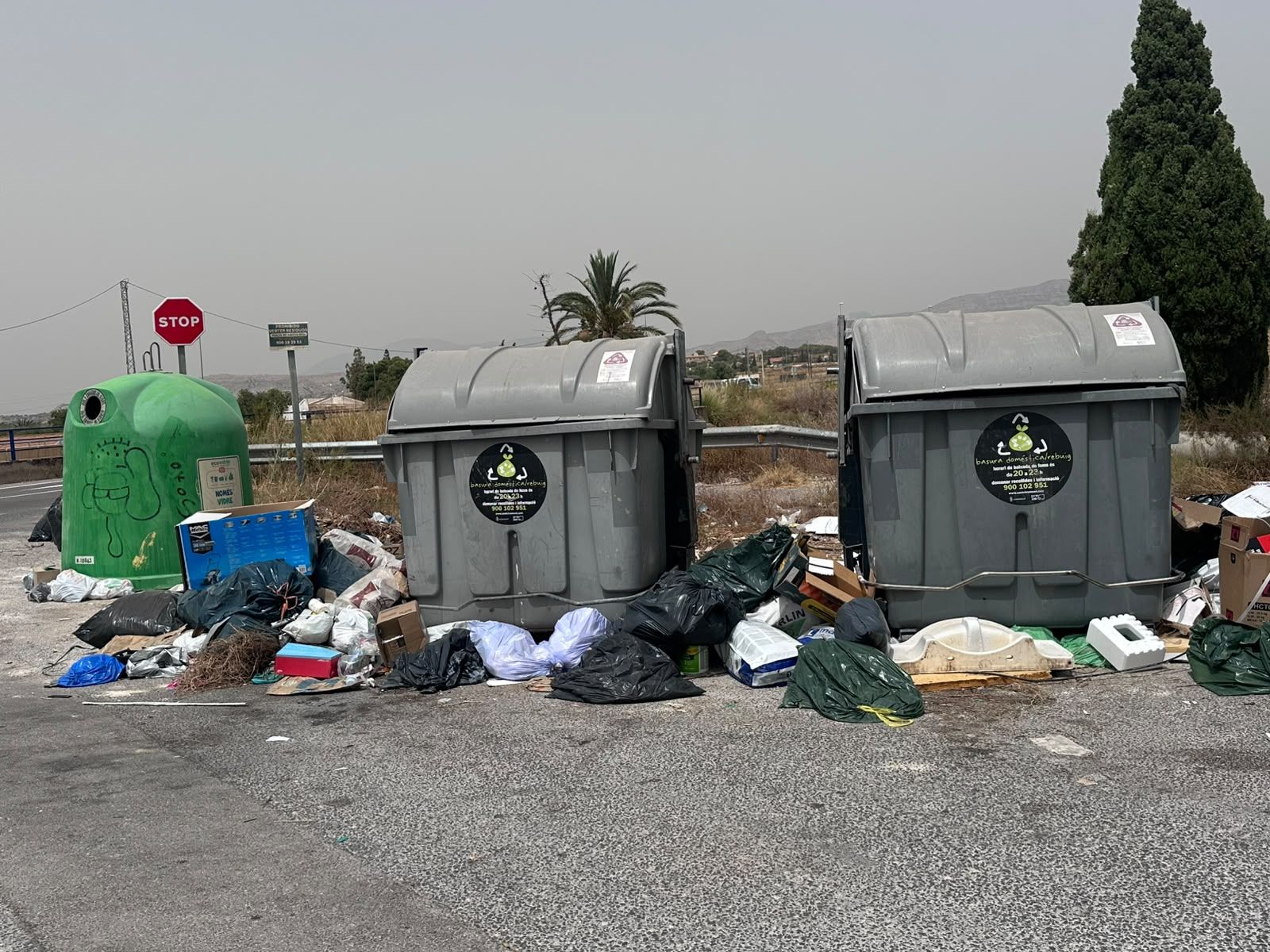 Basura acumulada en contenedores de las partidas de San Vicente