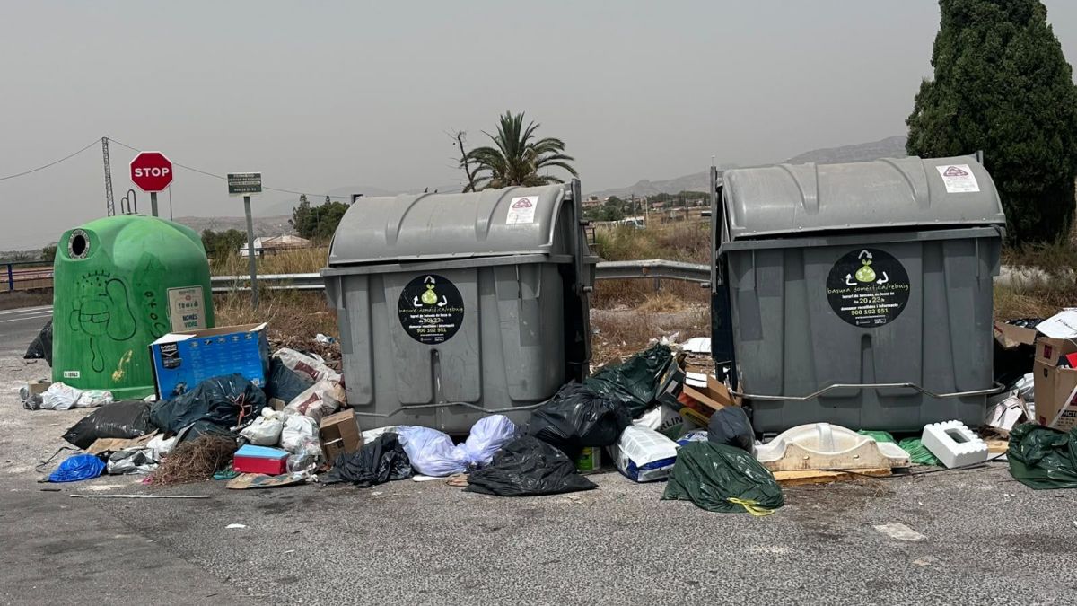 Basura acumulada en contenedores de las partidas de San Vicente Basura acumulada en contenedores de las partidas de San Vicente