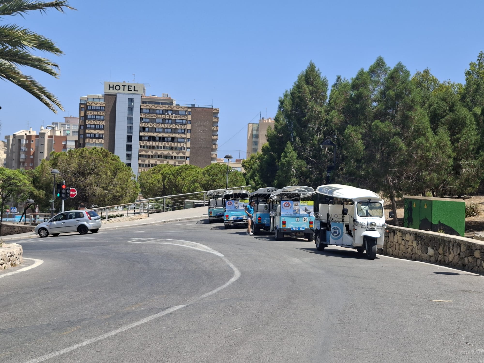 Tuctucs en la zona de acceso a la carretera del Castillo de Santa Bárbara en Alicante (Foto: PSOE Alicante)