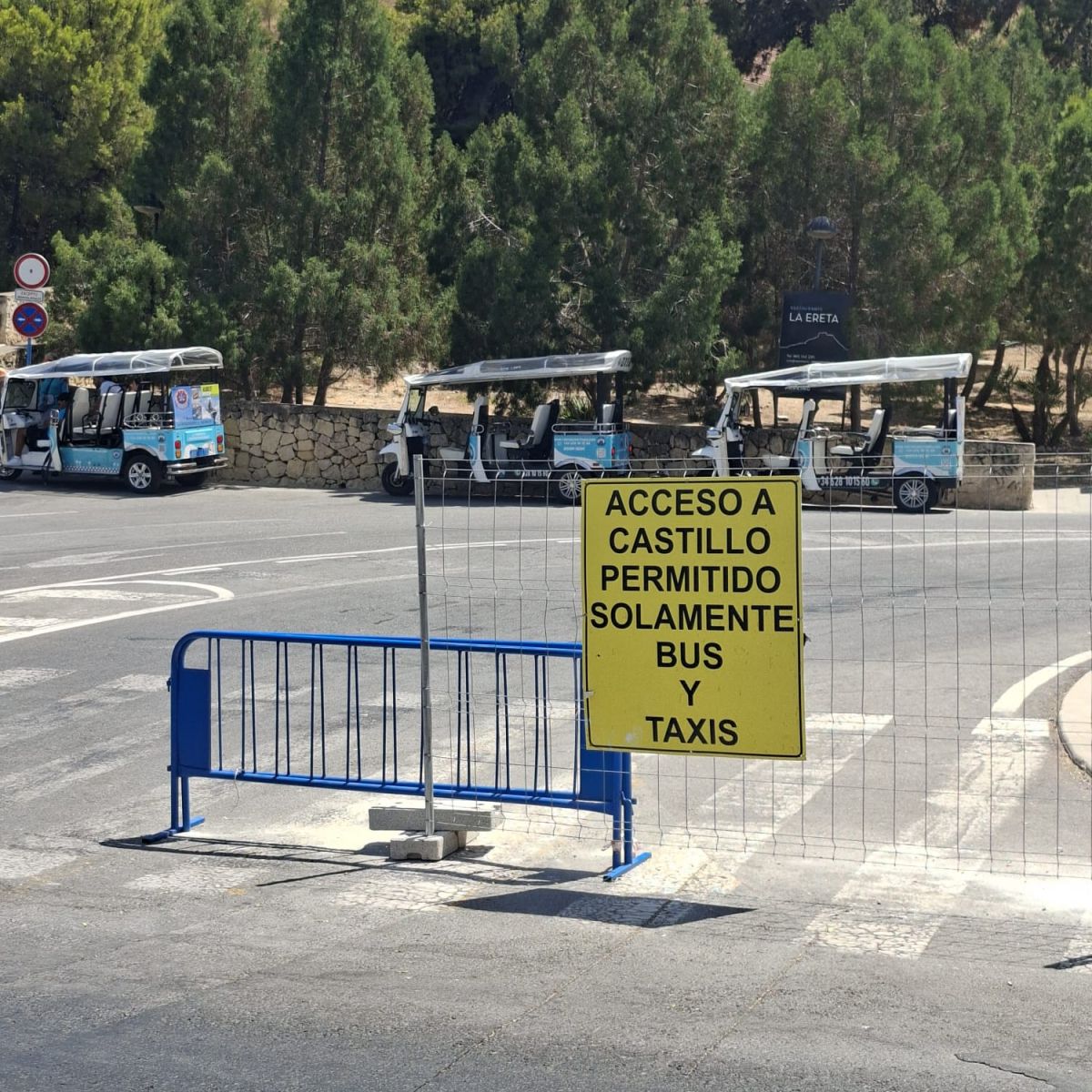 Tuctucs tras la señalización de acceso restringido al Castillo Tuctucs tras la señalización de acceso restringido al Castillo