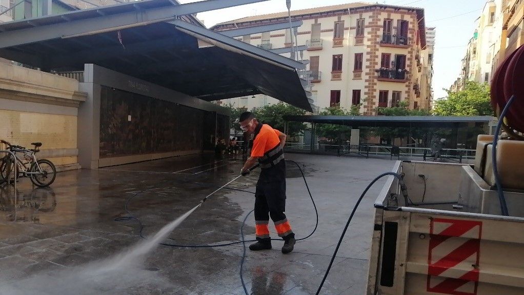 Baldeo en la plaza 25 de Mayo del Mercado Central de Alicante Baldeo en la plaza 25 de Mayo del Mercado Central de Alicante