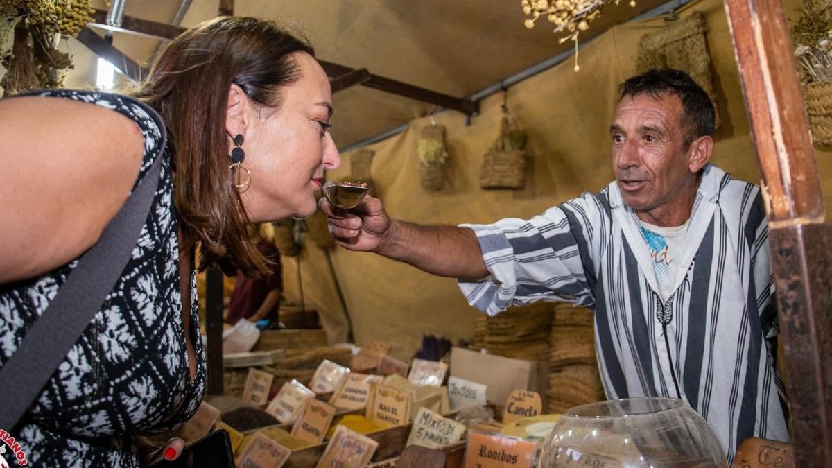 Un mercader permet olorar una de les seues espècies a una dona en el Sóc Àrab d'Alacant Un mercader permet olorar una de les seues espècies a una dona en el Sóc Àrab d'Alacant