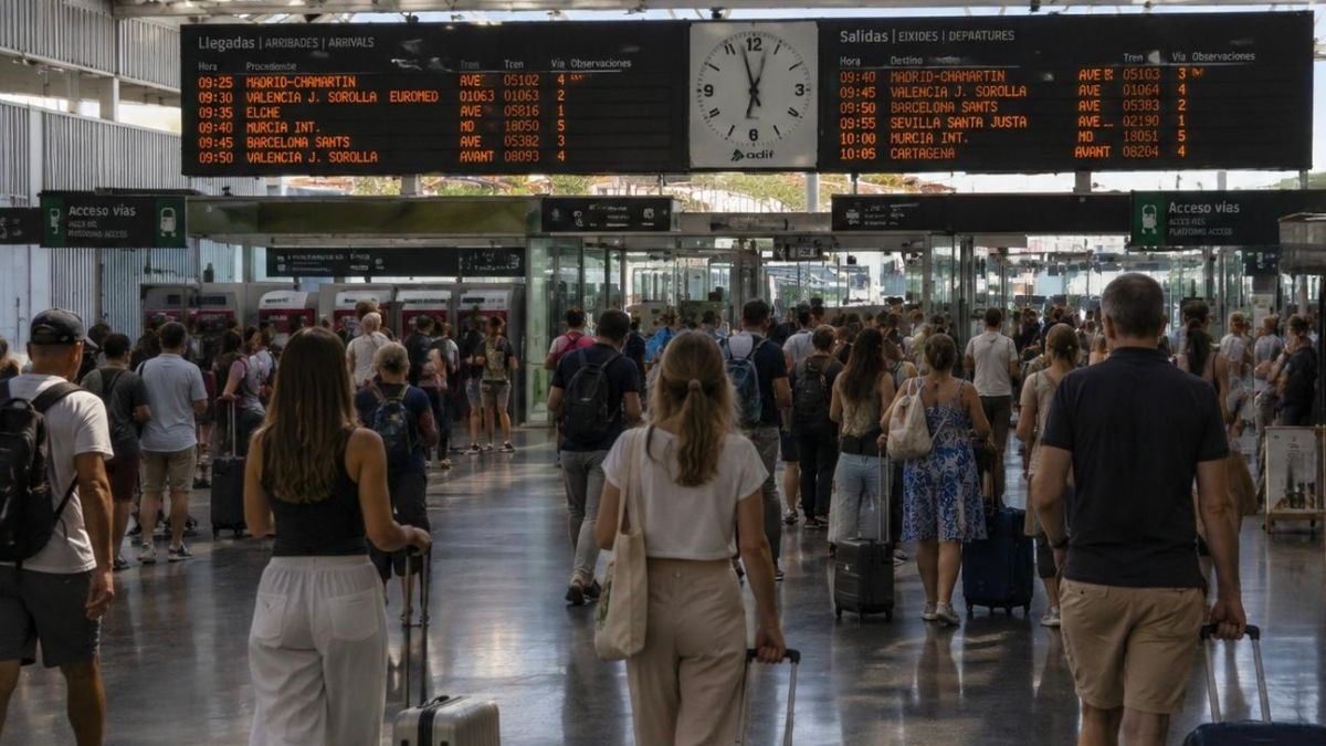 Personas llenan la estación de tren de Alicante (Foto: IA) Personas llenan la estación de tren de Alicante (Foto: IA)
