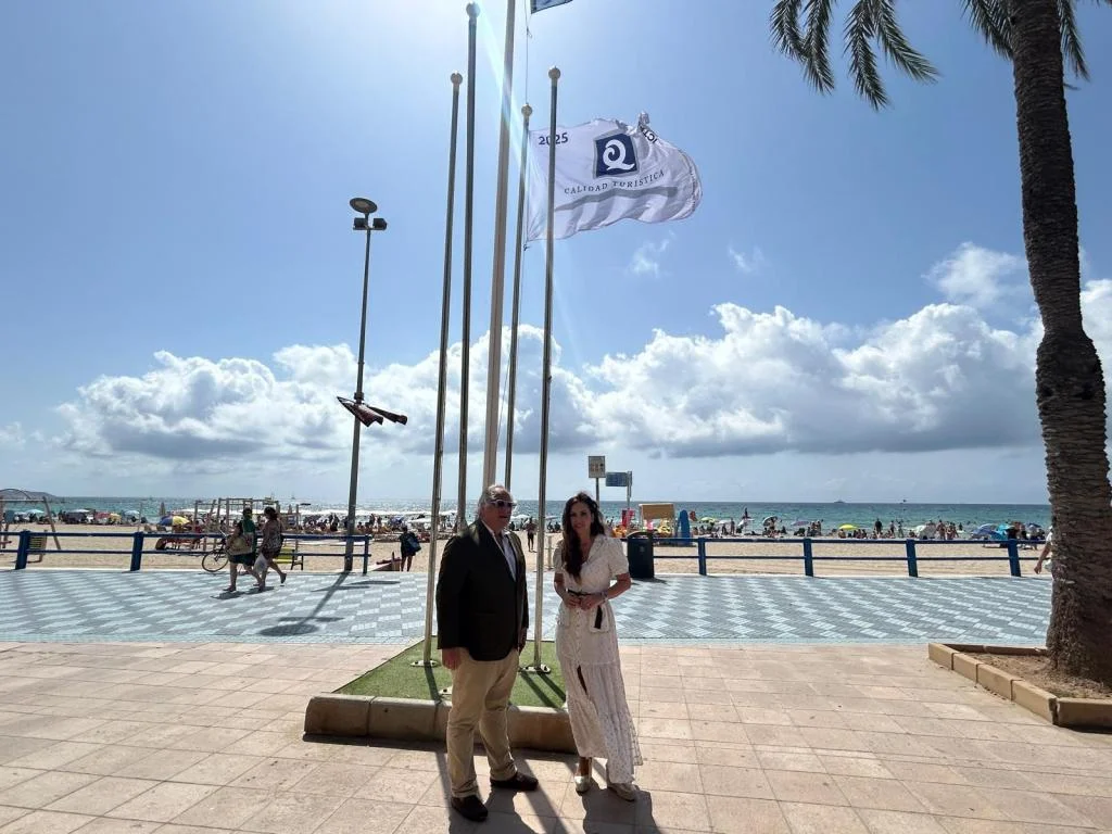 Ana Poquet junto a la bandera de la Q turística en la playa del Postiguet Ana Poquet junto a la bandera de la Q turística en la playa del Postiguet