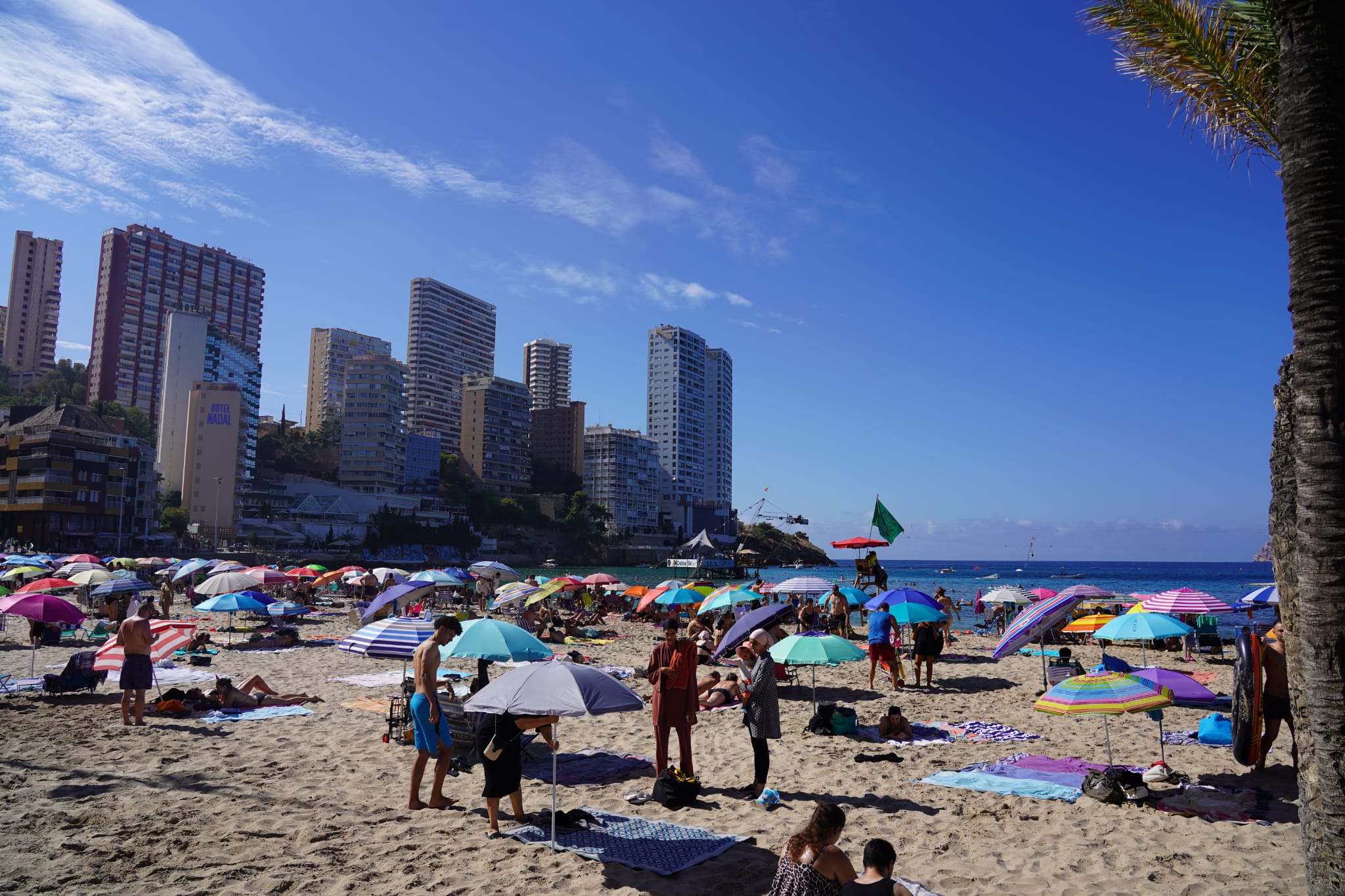Bañistas en una playa de Benidorm Bañistas en una playa de Benidorm