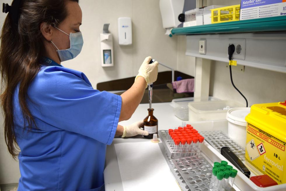Una mujer en el Instituto de Medicina Legal y Ciencias Forenses (IMLCF) de Alicante