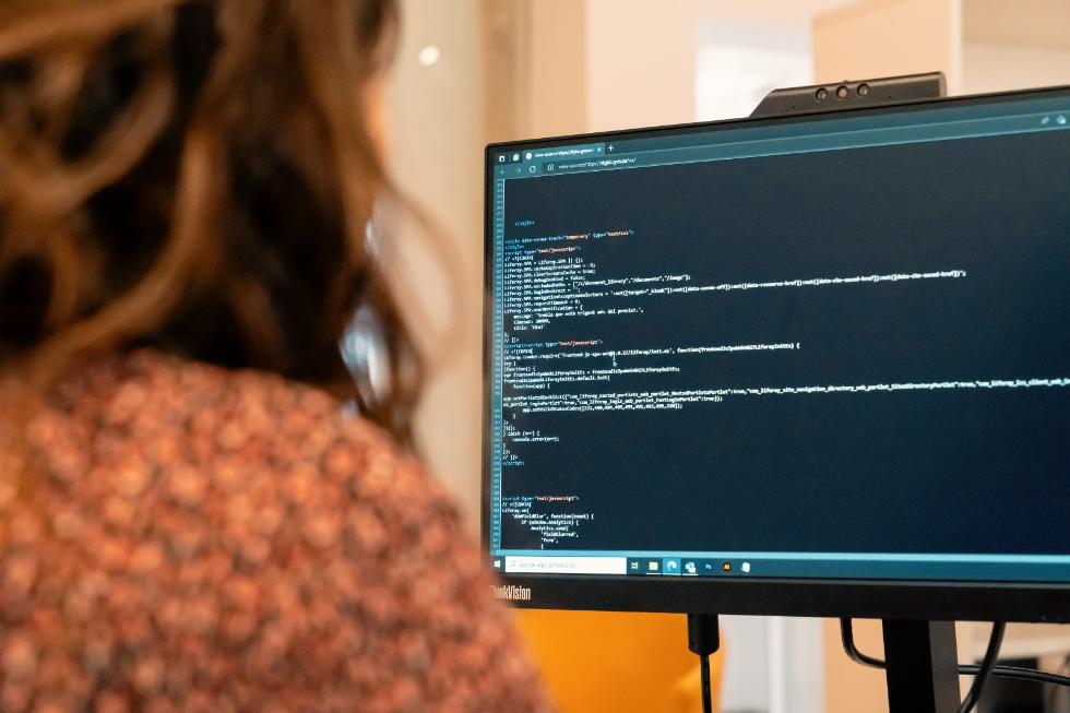 Persona trabajando con datos