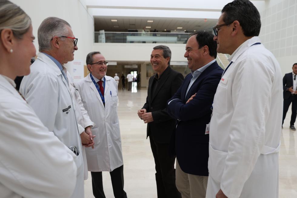El presidente de la Generalitat, Juanfran Pérez Llorca, con la plantilla del sistema valenciano de salud El presidente de la Generalitat, Juanfran Pérez Llorca, con la plantilla del sistema valenciano de salud