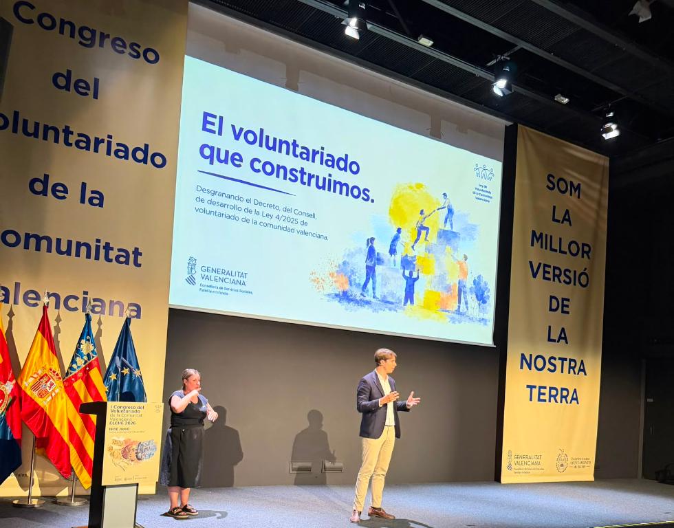 Pedro Carceller haciendo una presentación sobre el voluntariado en la Comunitat