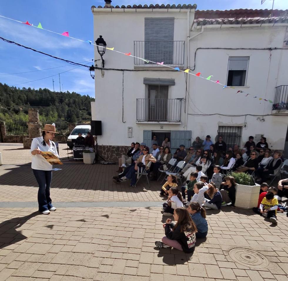 Una cuentacuentos leyendo “Un deseo y cinco guardianes. El origen de Los Verdegales” a unos niños Una cuentacuentos leyendo “Un deseo y cinco guardianes. El origen de Los Verdegales” a unos niños