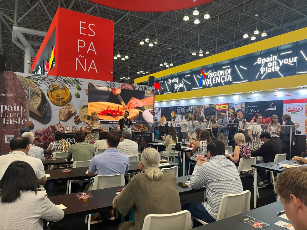 Un grupo de personas en un evento gastronómico Un grupo de personas en un evento gastronómico