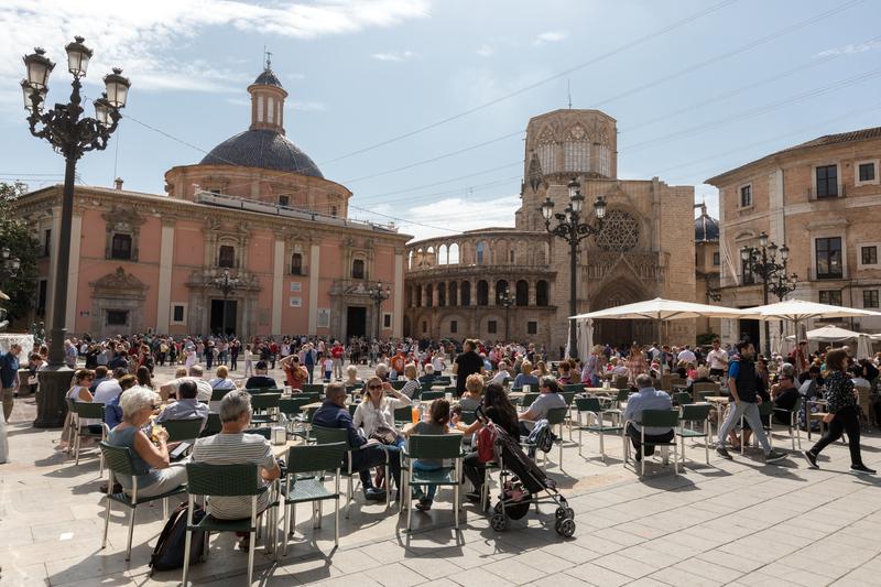 Terraza llena de visitantes en València
