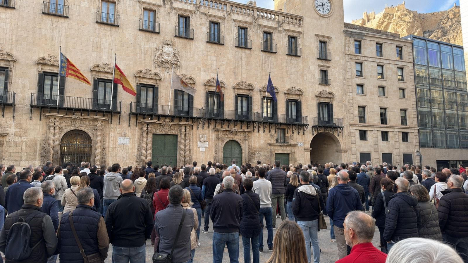 Concentración frente al Ayuntamiento de Alicante (Foto: IA) Concentración frente al Ayuntamiento de Alicante (Foto: IA)