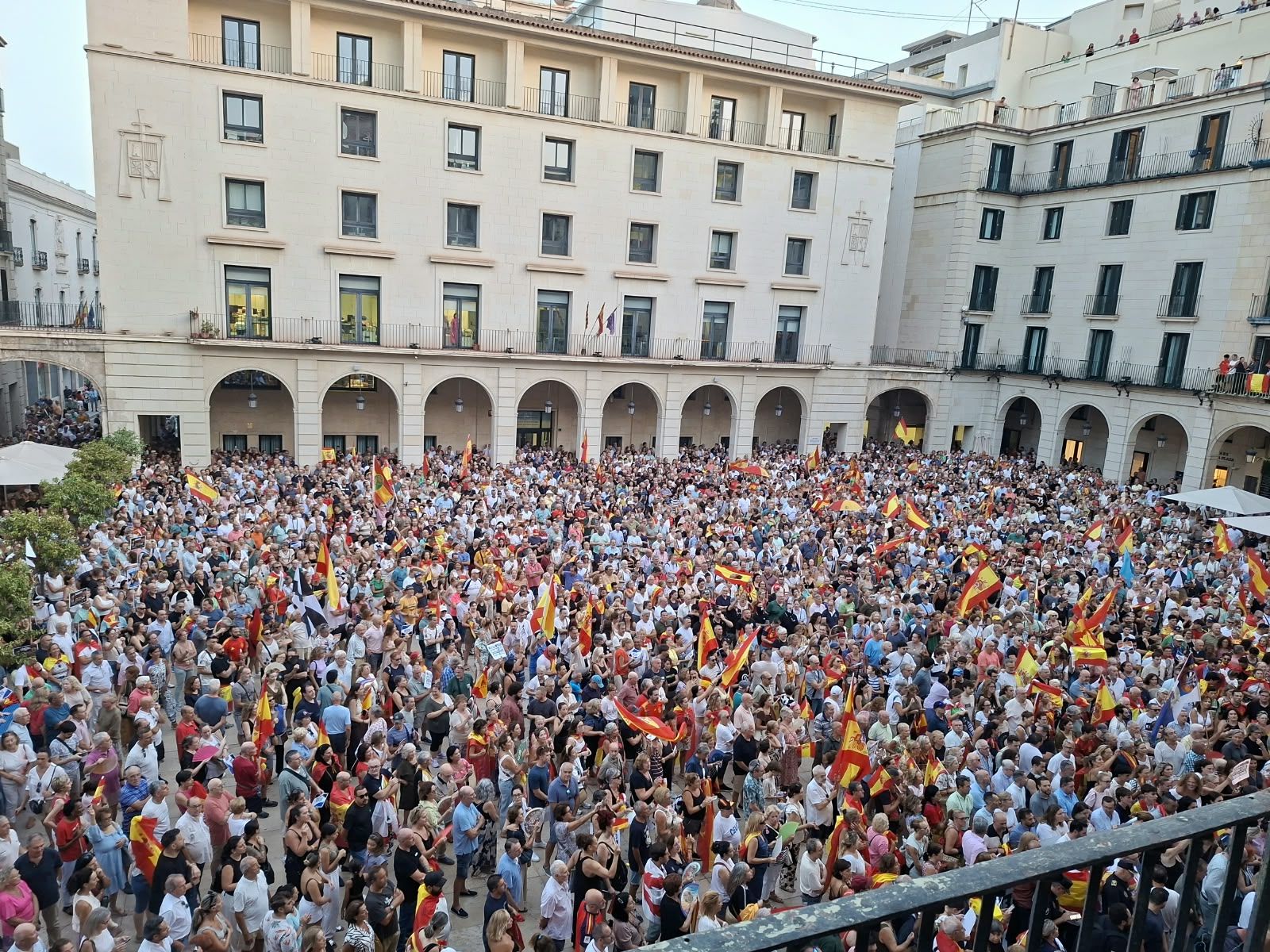 Miles de personas abarrotan la plaza del Ayuntamiento en Alicante en apoyo a Ceuta Miles de personas abarrotan la plaza del Ayuntamiento en Alicante en apoyo a Ceuta