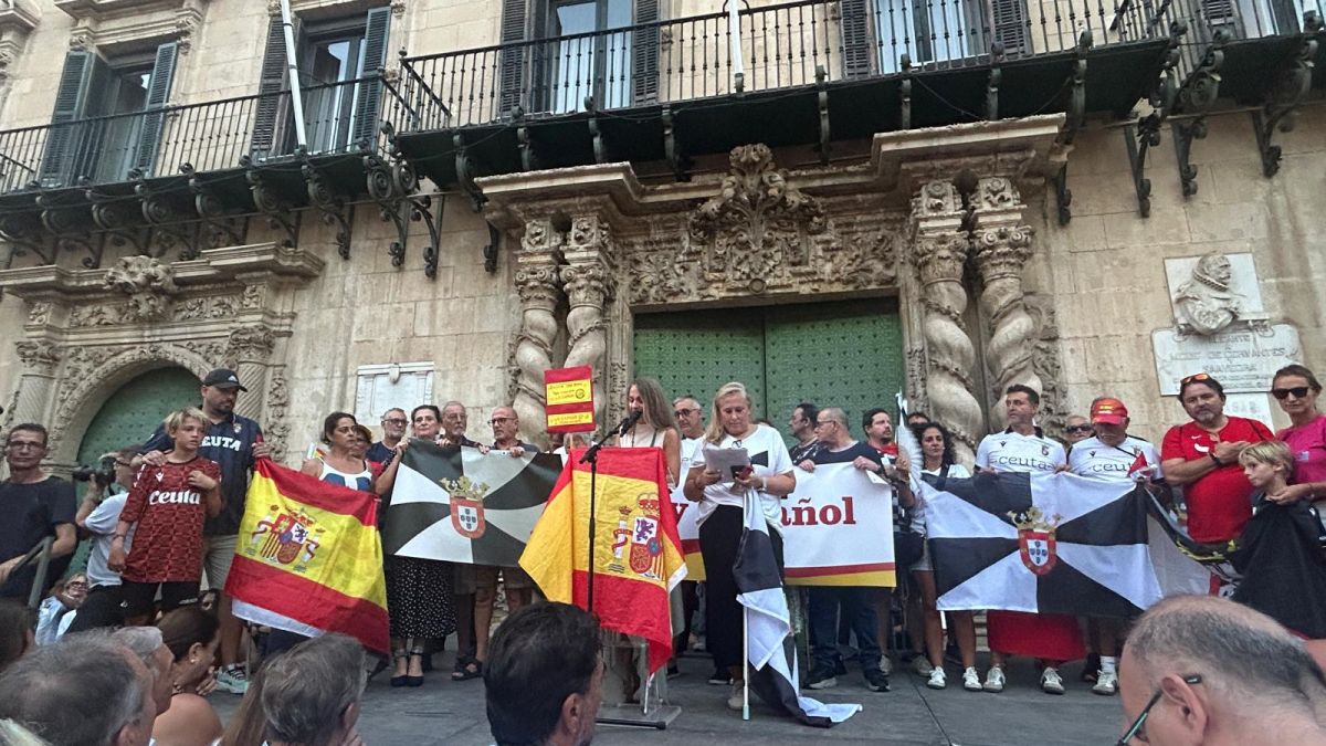 Lectura del manifiesto en apoyo a Ceuta en la plaza del Ayuntamiento de Alicante Lectura del manifiesto en apoyo a Ceuta en la plaza del Ayuntamiento de Alicante