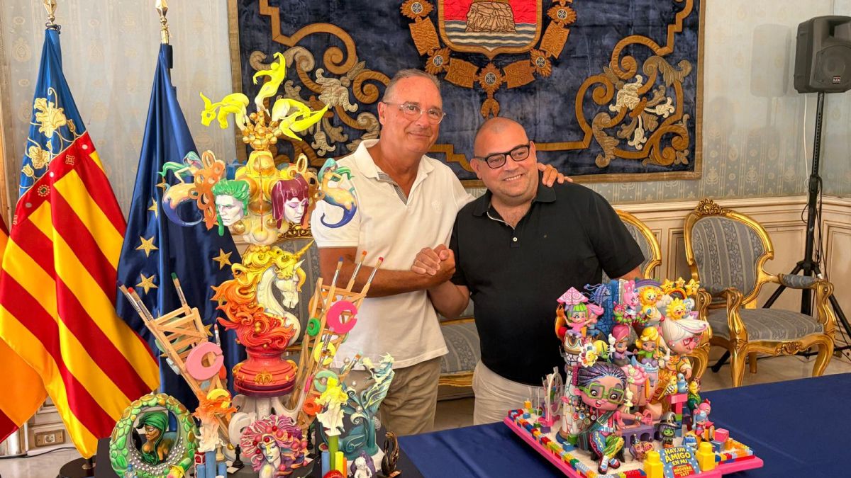 Pedro Espadero y Sergio Gómez, mano a mano, junto a las maquetas de las Hogueras Oficiales de 2027