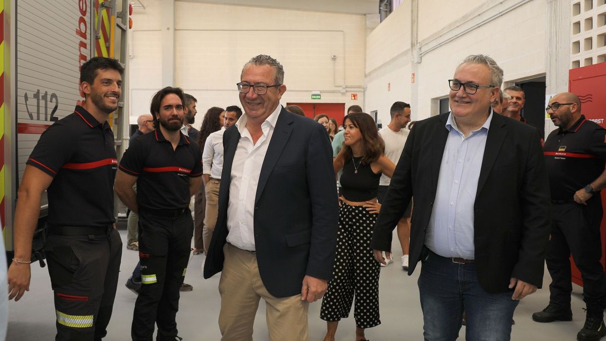 Toni Pérez junto a los bomberos del parque auxiliar de Ibi Toni Pérez junto a los bomberos del parque auxiliar de Ibi