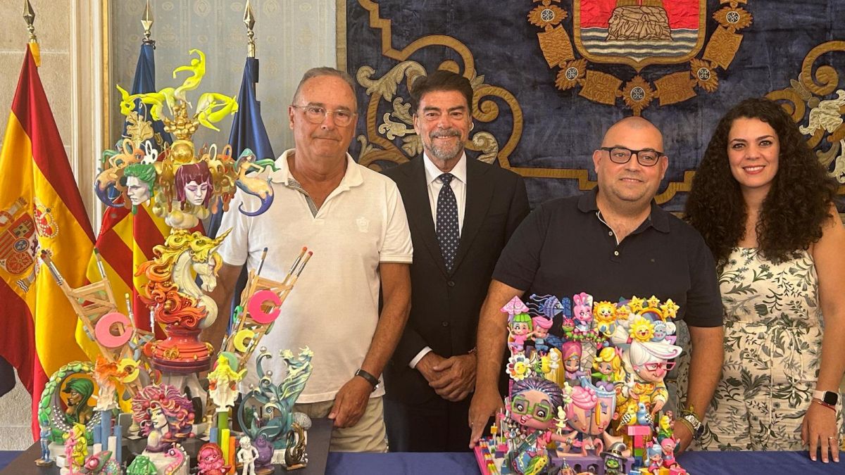 Luis Barcala y Cristina Cutanda junto a los artistas de las Hogueras Oficiales 2027 Luis Barcala y Cristina Cutanda junto a los artistas de las Hogueras Oficiales 2027
