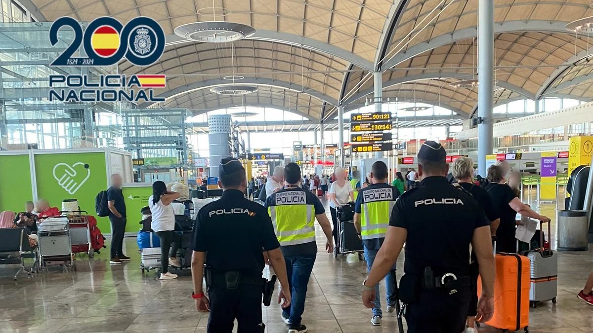 Agentes de la Policía Nacional en el aeropuerto Alicante-Elche en una imagen de archivo Agentes de la Policía Nacional en el aeropuerto Alicante-Elche en una imagen de archivo