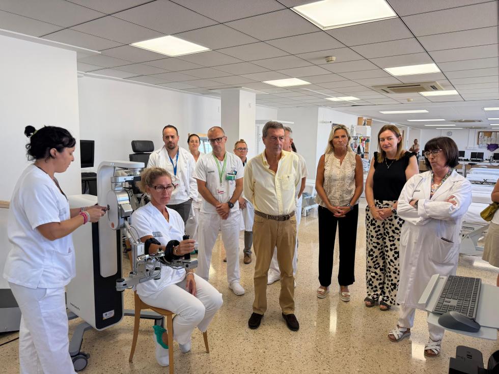 El conseller de Sanidad visita uno de los equipos robóticos El conseller de Sanidad visita uno de los equipos robóticos