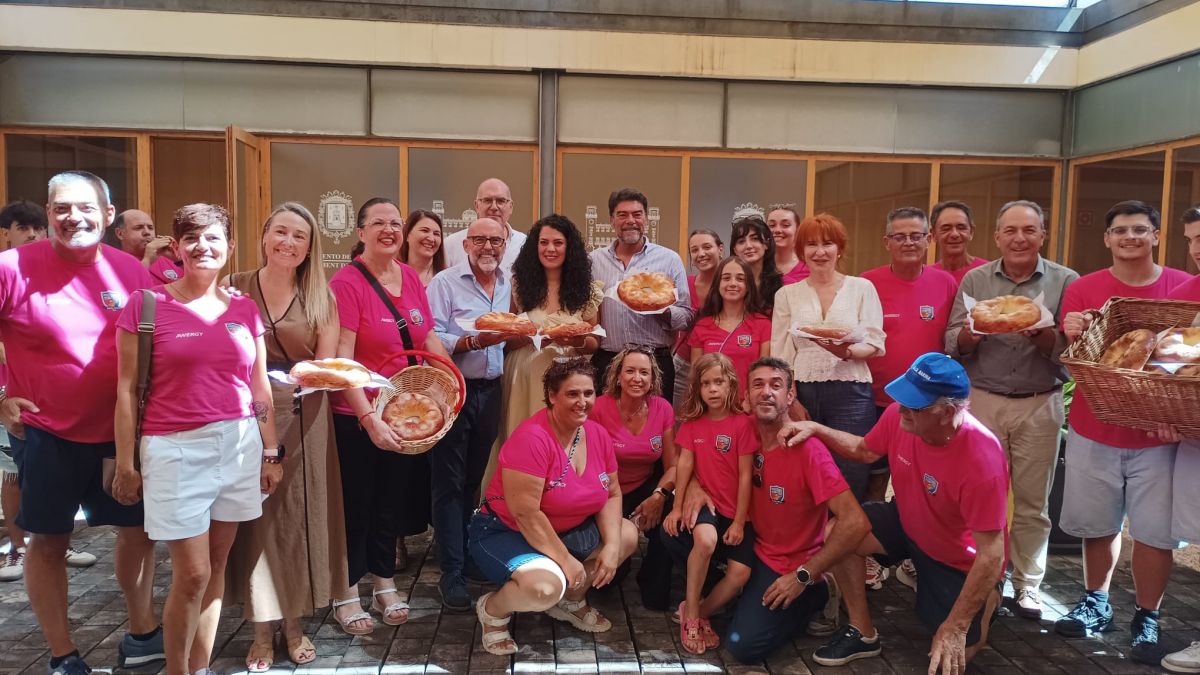 Las peñas del Raval Roig entregan el 'panquemao' en el Ayuntamiento de Alicante Las peñas del Raval Roig entregan el 'panquemao' en el Ayuntamiento de Alicante
