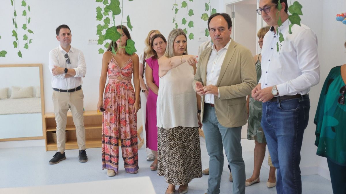 Pérez Llorca visita una escuela infantil en Polop