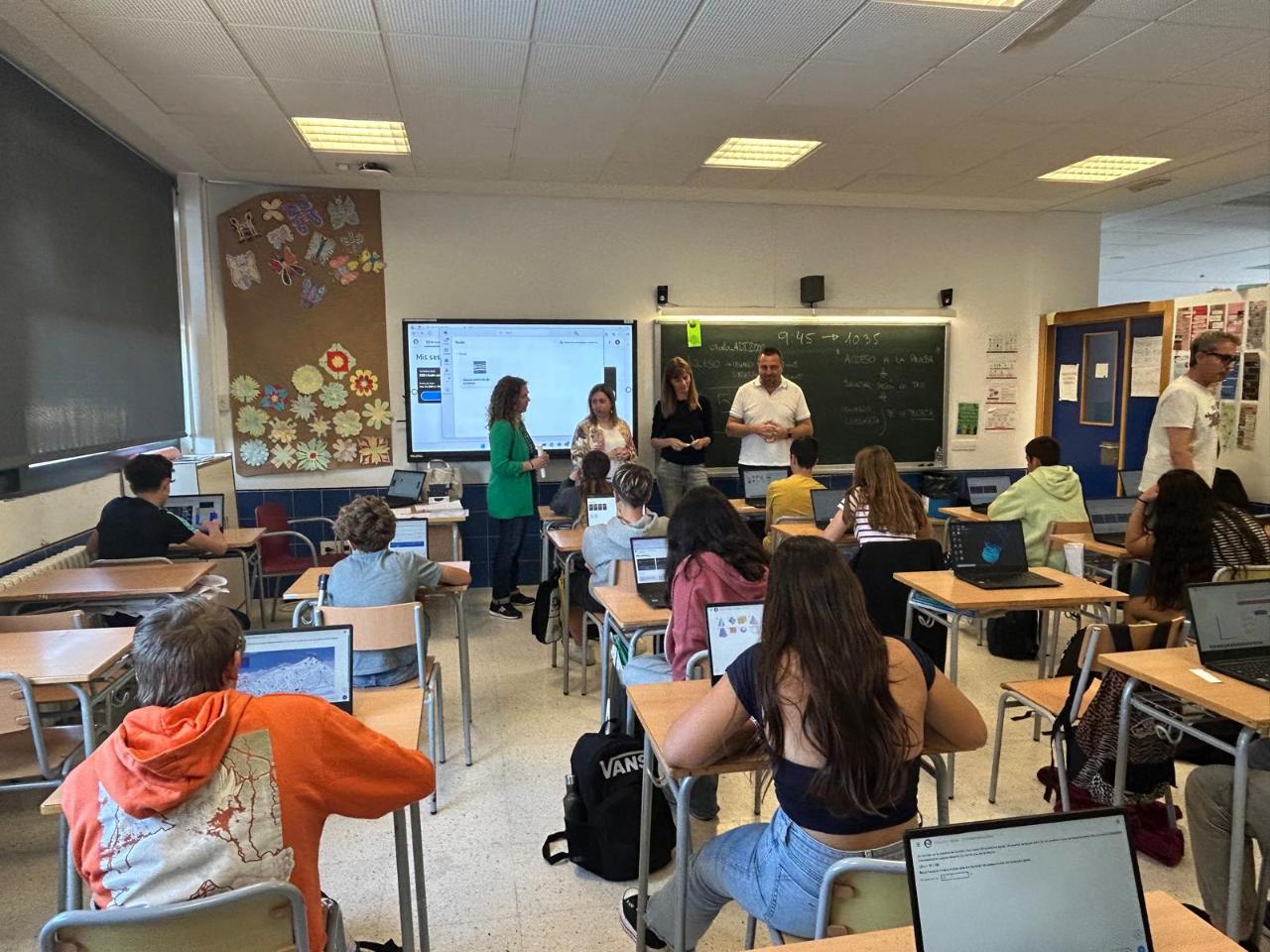 Profesores en el aula de un centro educativo en Alicante Profesores en el aula de un centro educativo en Alicante