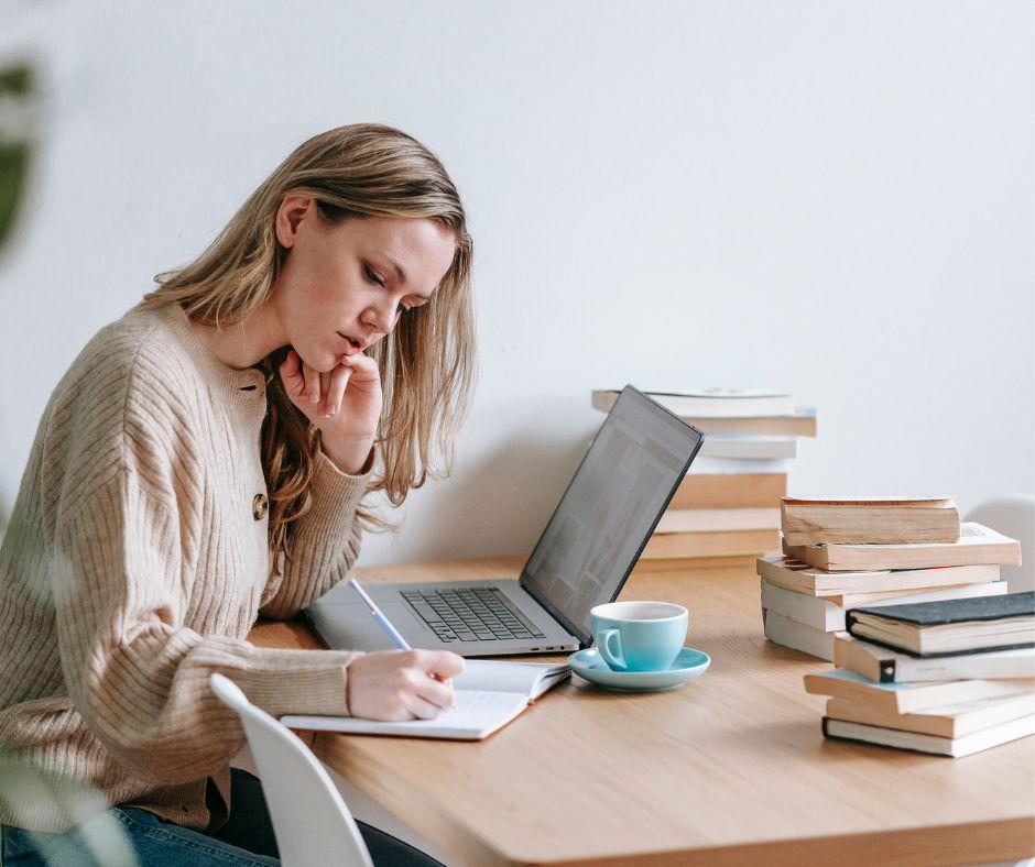 Una joven anotando los distintos cursos de FP del nuevo programa Euro Trainee Profesorado Una joven anotando los distintos cursos de FP del nuevo programa Euro Trainee Profesorado