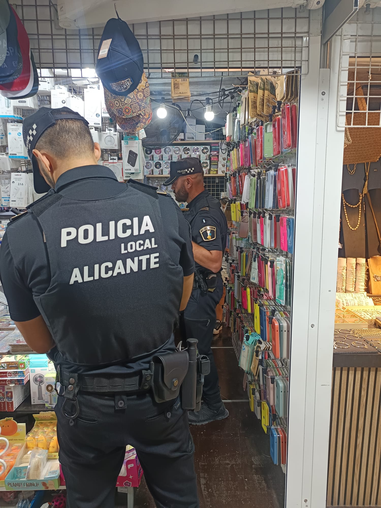 Agentes de la Policía Local de Alicante en una tienda Agentes de la Policía Local de Alicante en una tienda