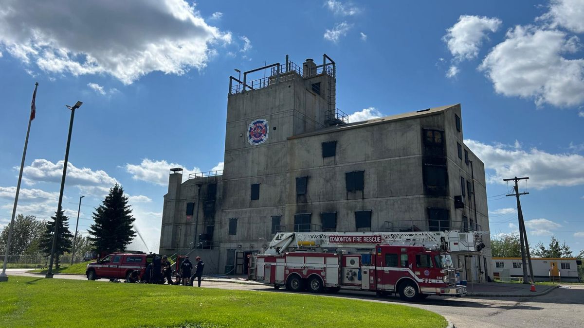 Servicio de bomberos en la ciudad canadiense de Edmonton Servicio de bomberos en la ciudad canadiense de Edmonton