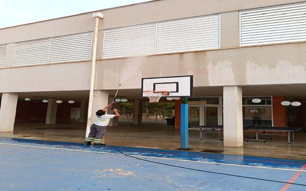 Trabajos de mantenimiento en un colegio de Alicante Trabajos de mantenimiento en un colegio de Alicante