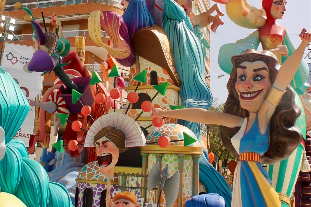 Figura de la concejala de Fiestas, Cristina Cutanda, en la Hoguera Baver-Els Antigons de 2026 Figura de la concejala de Fiestas, Cristina Cutanda, en la Hoguera Baver-Els Antigons de 2026