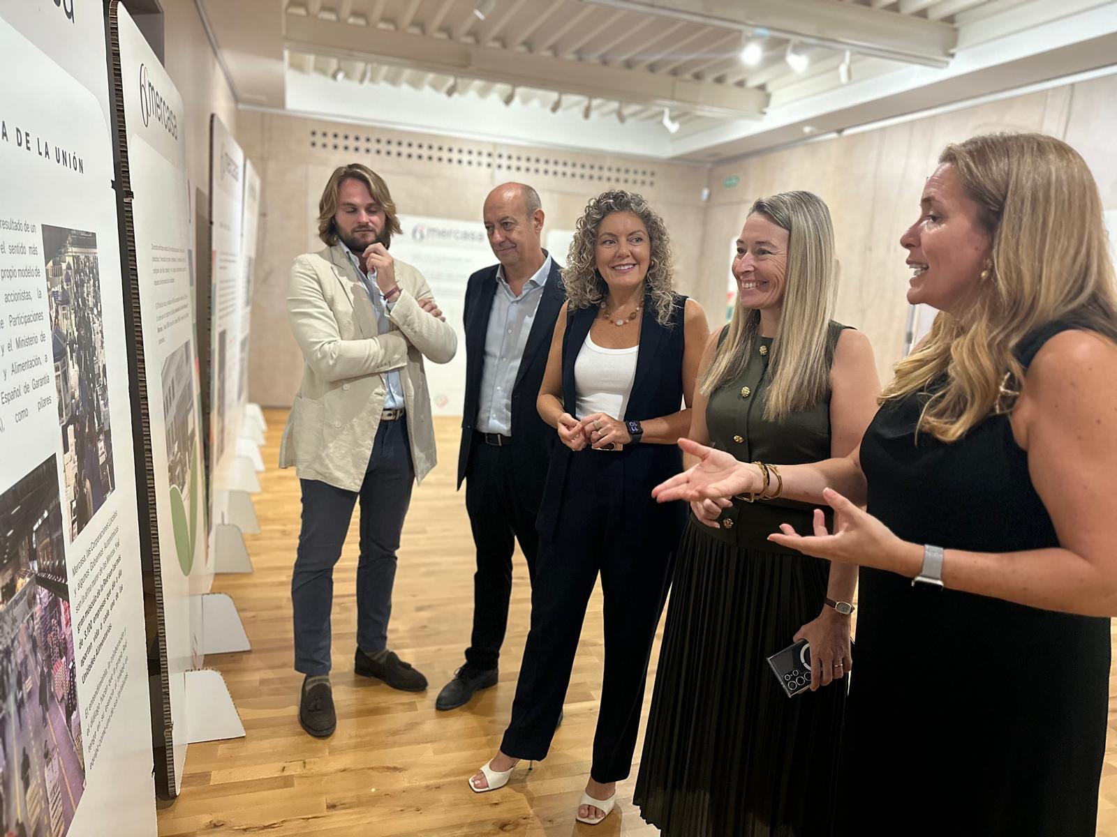 La regidora Lidia López visita l'exposició sobre Mercasa a Alacant La regidora Lidia López visita l'exposició sobre Mercasa a Alacant