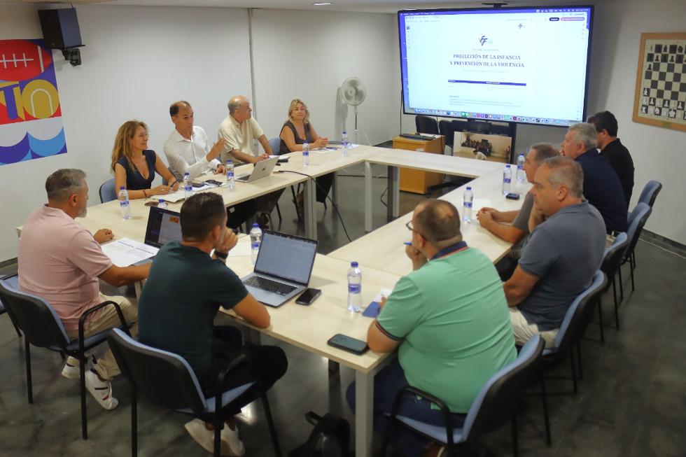 Reunión de la Dirección General de Deporte y la Federació de Futbol de la Comunitat Valenciana Reunión de la Dirección General de Deporte y la Federació de Futbol de la Comunitat Valenciana