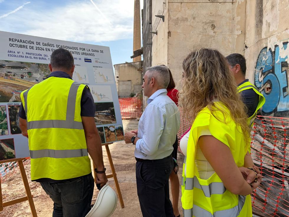 Barrachina visita las obras del cauce del río Buñol