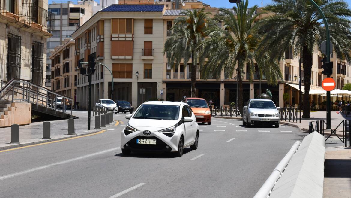 Varios vehículos circulan por la calle Diagonal del Palau en Elche Varios vehículos circulan por la calle Diagonal del Palau en Elche