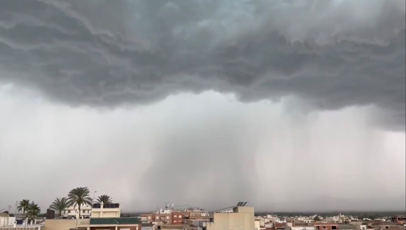 Una nube descarga lluvia intensa sobre la provincia de Alicante (Foto: MeteOrihuela) Una nube descarga lluvia intensa sobre la provincia de Alicante (Foto: MeteOrihuela)