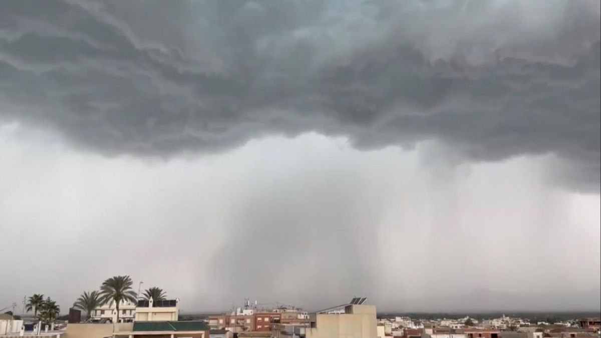 Una nube descarga lluvia intensa sobre la provincia de Alicante (Foto: MeteOrihuela) Una nube descarga lluvia intensa sobre la provincia de Alicante (Foto: MeteOrihuela)