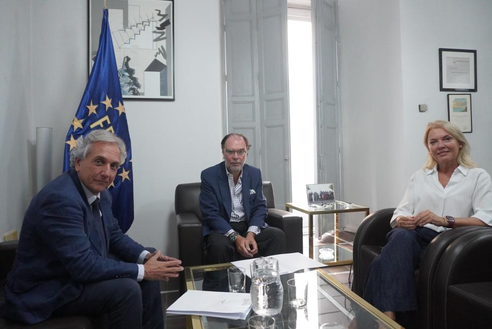 El comisionado para la Recuperación, Raúl Mérida, en una reunión con la FEMP