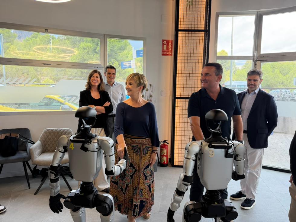 Marian Cano visita la sede de la empresa Synergy Tech Marian Cano visita la sede de la empresa Synergy Tech