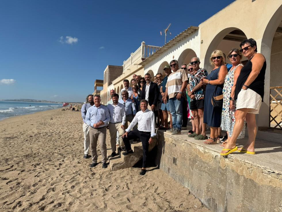 Martínez Muz junto a varios vecinos de El Pinet