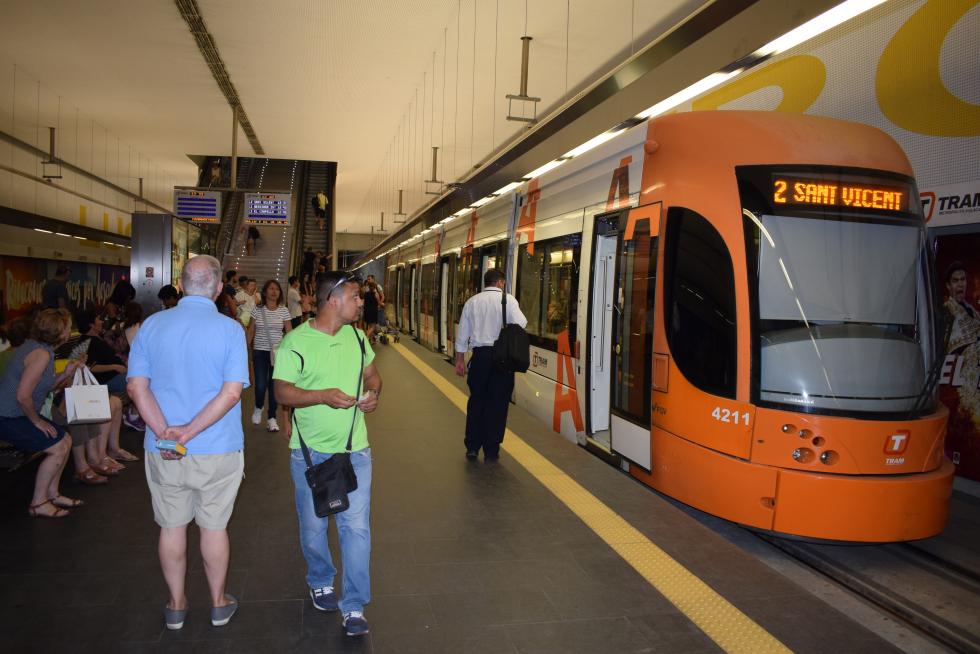 Viatgers del TRAM en l'estació d'Estels Viatgers del TRAM en l'estació d'Estels