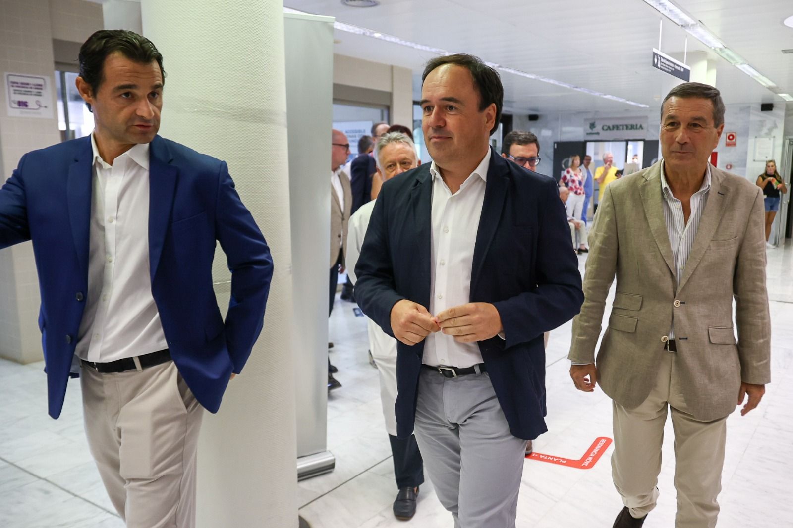 Pérez Llorca vista el Hospital de Torrevieja junto al conseller Marciano Gómez y el alcalde Eduardo Dolón