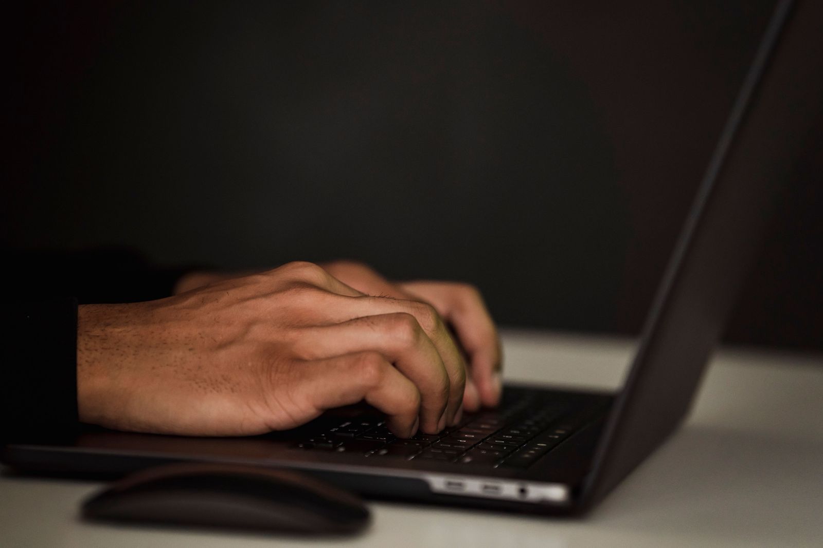 Una persona utilitza un ordinador Una persona utilitza un ordinador